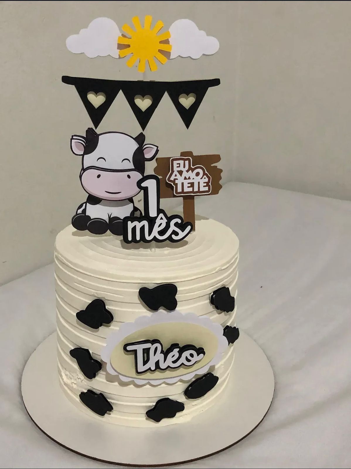 Bolo rosa de dois andares com flores de açúcar