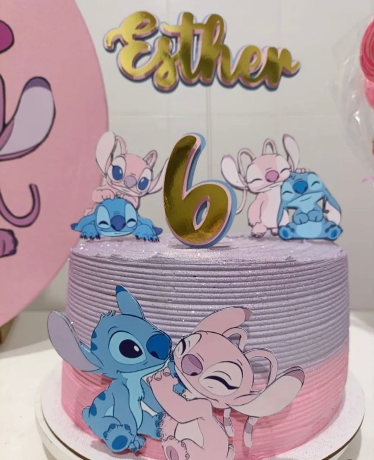 Bolo de chocolate com macarons rosa e folhas douradas