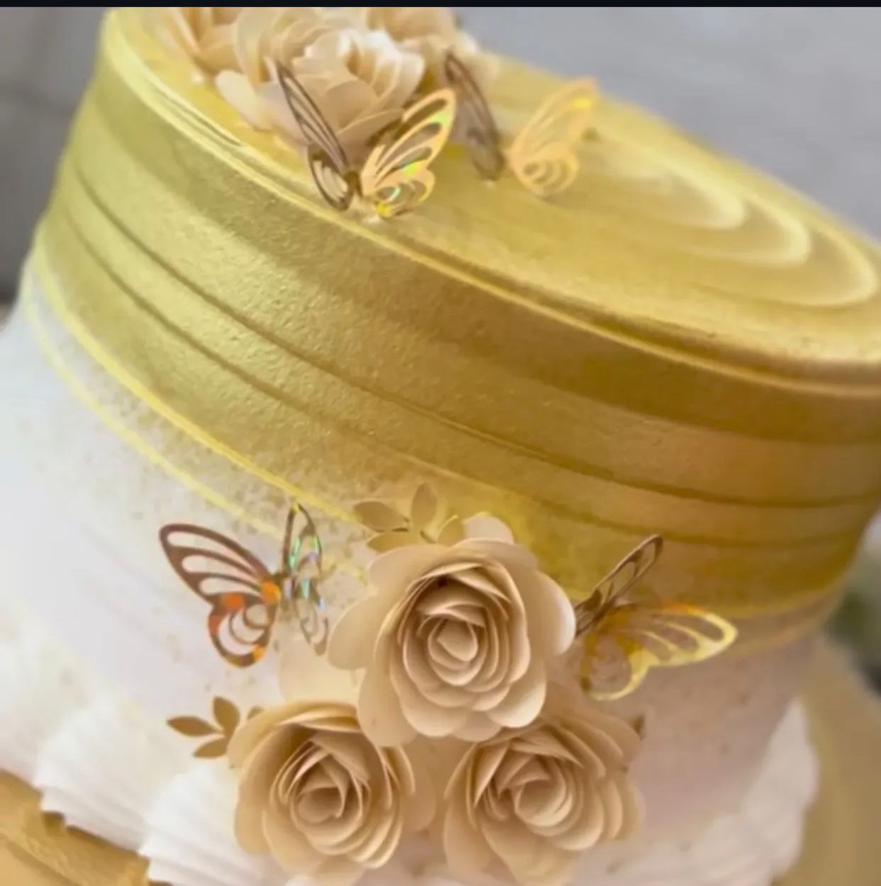 Bolo branco de aniversário com confeitos coloridos