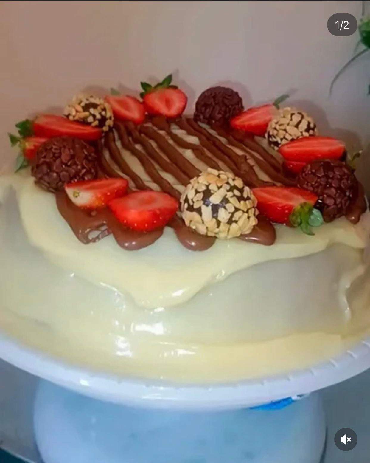 Bolo de morango com chantilly e frutas vermelhas