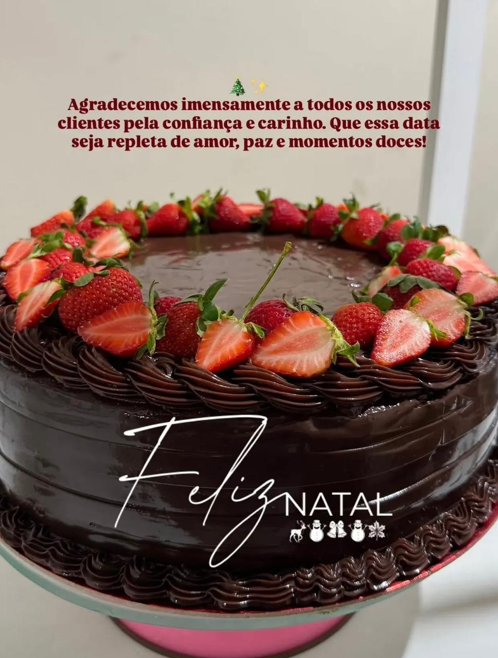 Bolo ombré rosa e branco com rosas de buttercream