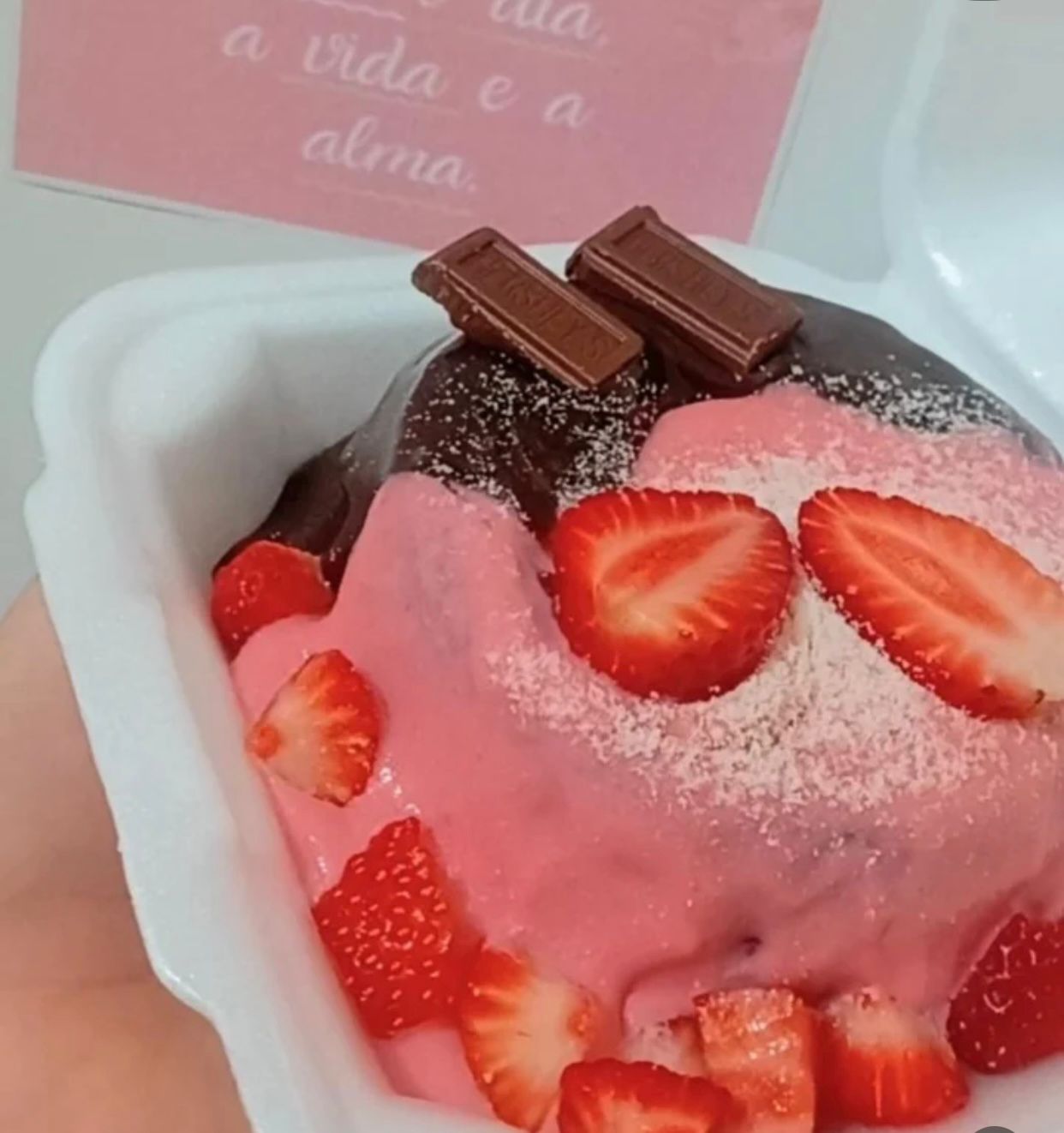 Naked cake com frutas frescas e flores comestíveis